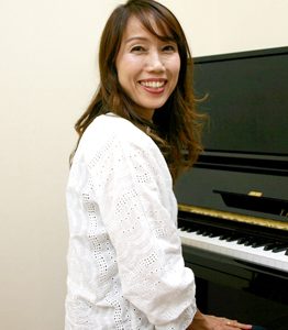 足立 安紀子（あだち あきこ）ピアノ