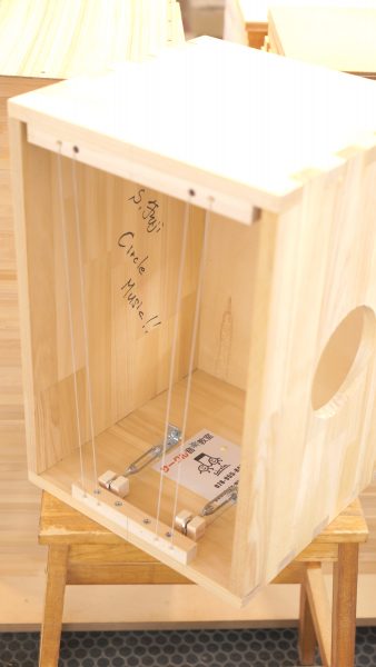 カホンの弦の貼り方