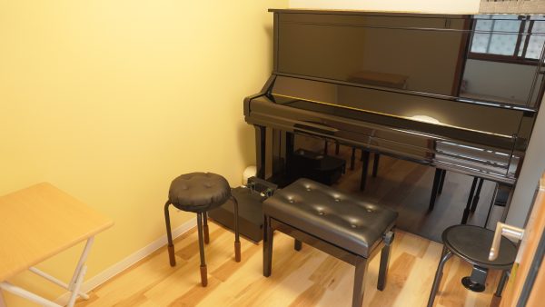 黄色壁紙のレッスン部屋