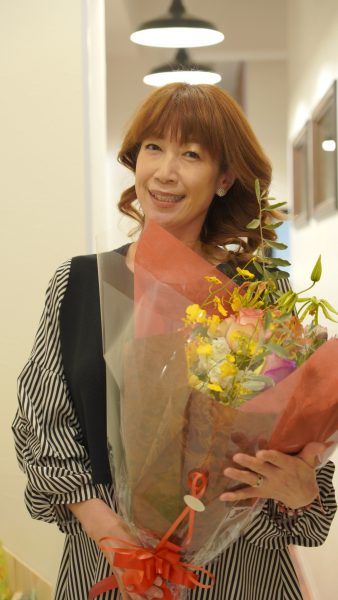 シャンソンピアノ伴奏をしてくださる佐野多由子先生の写真