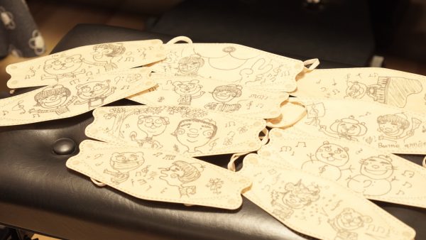 サークル音楽教室ピアノ講師真鍋篤子先生の手書きイラストマスク