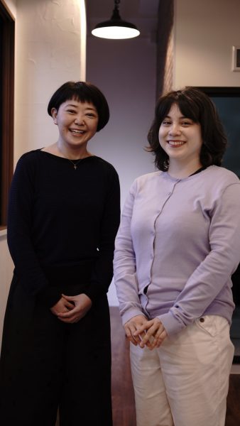 神戸市灘駅前サークル音楽教室シャンソンの伴奏をしてくださる真鍋篤子先生とスタッフきゃな