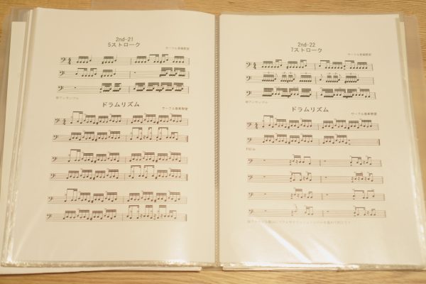 カホンの教室で使っている、オリジナルのカホンの教則本の写真。