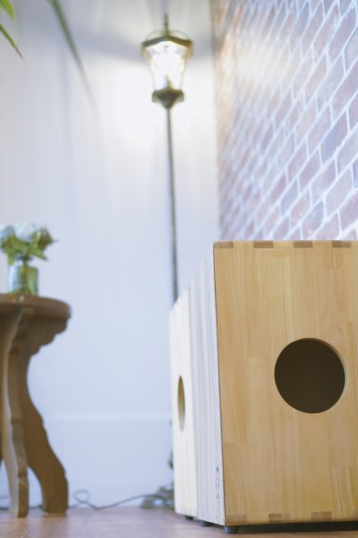 カホン教室は手ぶらで通えるよう生徒様用のカホンを備えております。