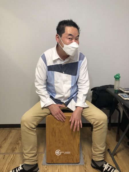 神戸市灘駅前サークル音楽教室カホン講師の冨士正太朗先生