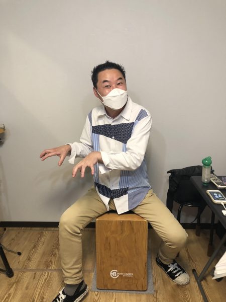 神戸市灘駅前サークル音楽教室カホン講師の冨士正太朗先生