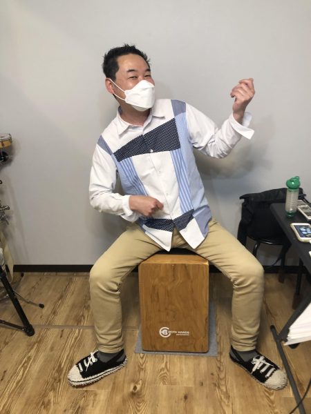 神戸市灘駅前サークル音楽教室カホン講師の冨士正太朗先生