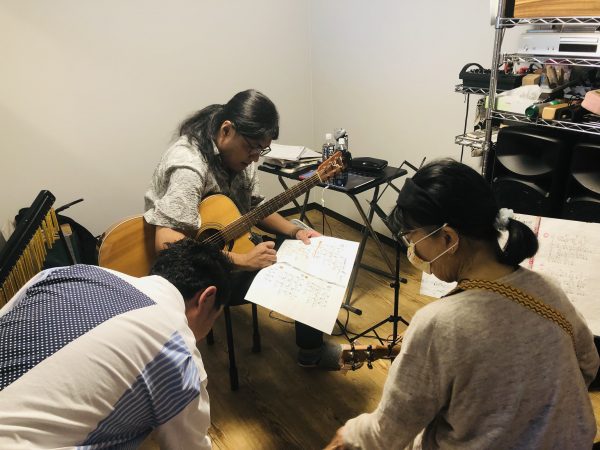 神戸市灘区サークル音楽教室ウクレレのレッスン風景
