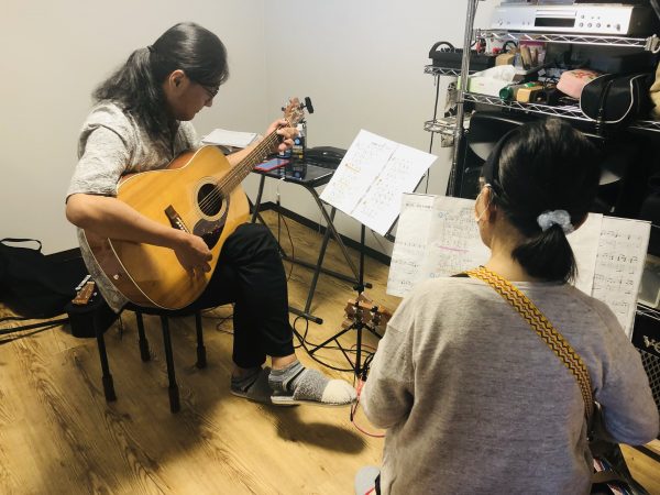 神戸市灘区サークル音楽教室ウクレレのレッスン風景