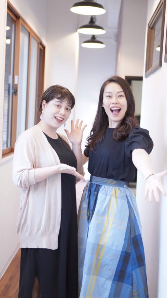 神戸市灘区のサークル音楽教室声楽講師杉浦希未先生（右）とスタッフきゃな（左）