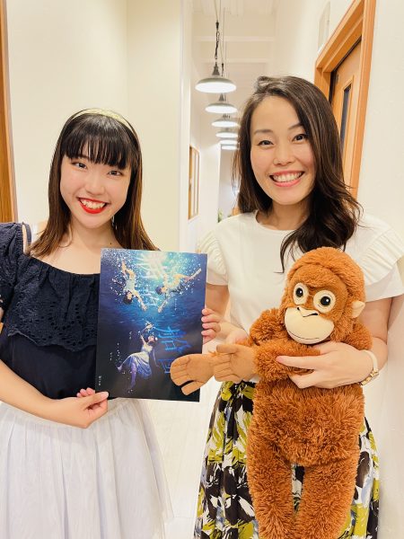 神戸市灘駅前サークル音楽教室声楽講師杉浦希実先生（右）と生徒の詩苑ちゃん（左）