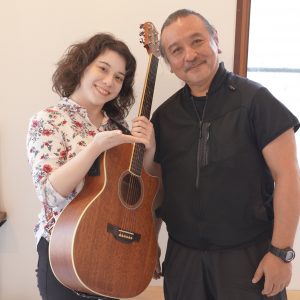 神戸市灘区の音楽教室のギター講師の久保純一先生（右）とスタッフきゃな（左）