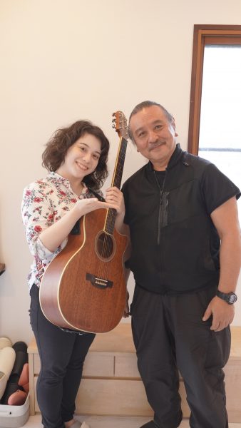 神戸市灘区の音楽教室のギター講師の久保純一先生（右）とスタッフきゃな（左）