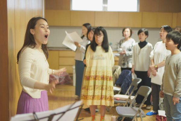 神戸の合唱団の団員が練習する様子の写真、指揮は杉浦希未先生。