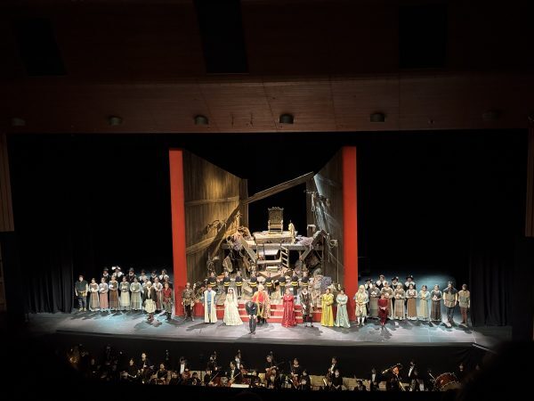 神戸市サークル音楽教室の声楽講師杉浦希未先生出演のオペラ「ファルスタッフ」の公演の様子の写真