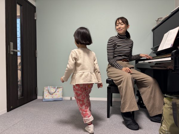 足立安紀子先生のリトミックのレッスン風景写真