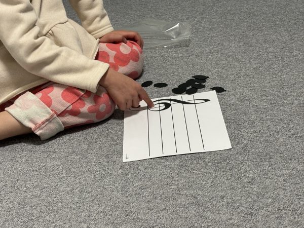 足立安紀子先生のリトミックのレッスン風景１