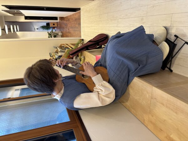 サークル音楽教室でウクレレのレッスンを受ける女性の生徒さん