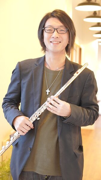 オカリナを教える深江亮太先生