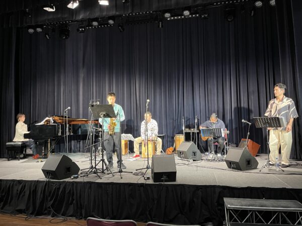 サークル音楽祭で演奏するサックスの生徒さんの写真