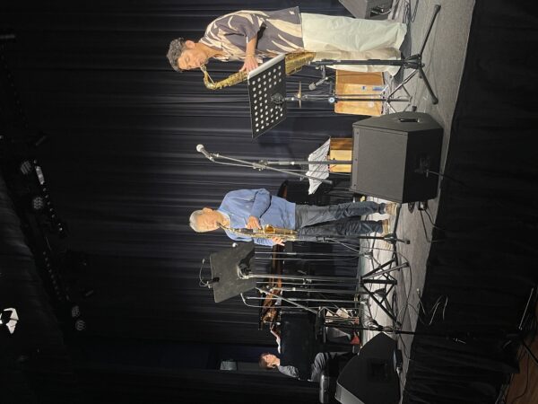 サークル音楽祭で演奏するサックスの生徒さんの写真