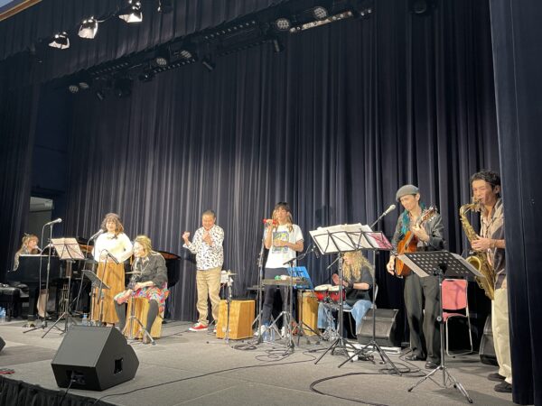 神戸音楽イベントでカホン・パーカッション演奏を楽しむ奏者