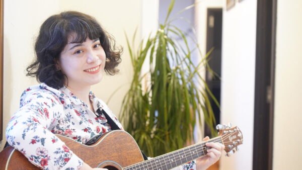 cajon a gogoのコーラスを担当するカナ・ロレッタ