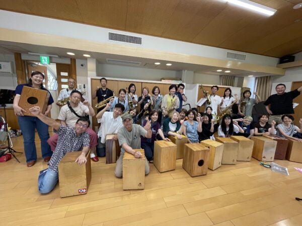サークルカホンクラブ＆サークルサックスクラブのメンバーの集合写真