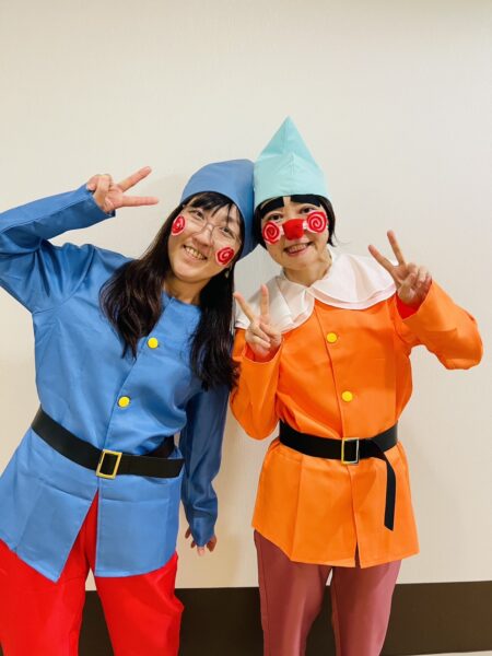 小人の仮装をしたピアノ講師小池先生と真鍋先生