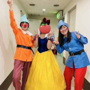 白雪姫と小人の仮装をしたサークル音楽教室スタッフと講師陣